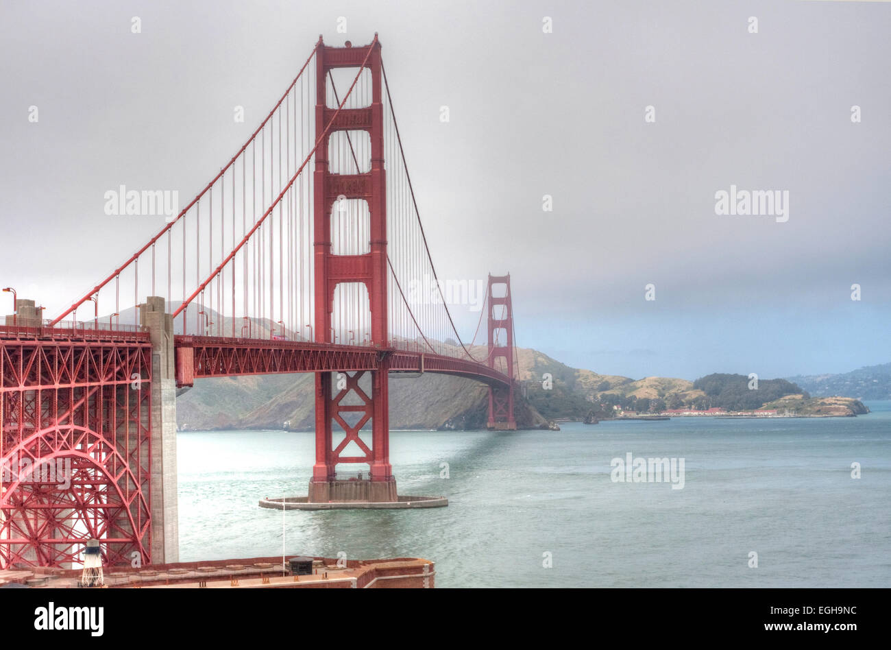 Golden Gate Bridge di San Francisco, Stati Uniti d'America dal south shore con la nebbia in avvicinamento da nord in giugno Foto Stock