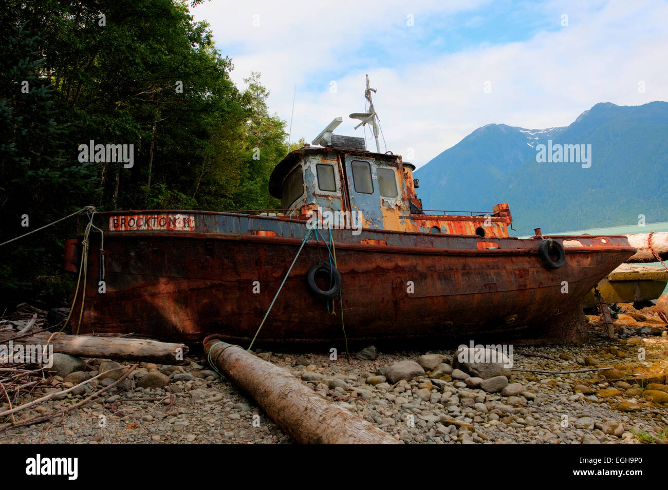 Un HDR di rusty vecchia barca spiaggiata vicino a Bella Coola Harbour, BC, Canada Foto Stock