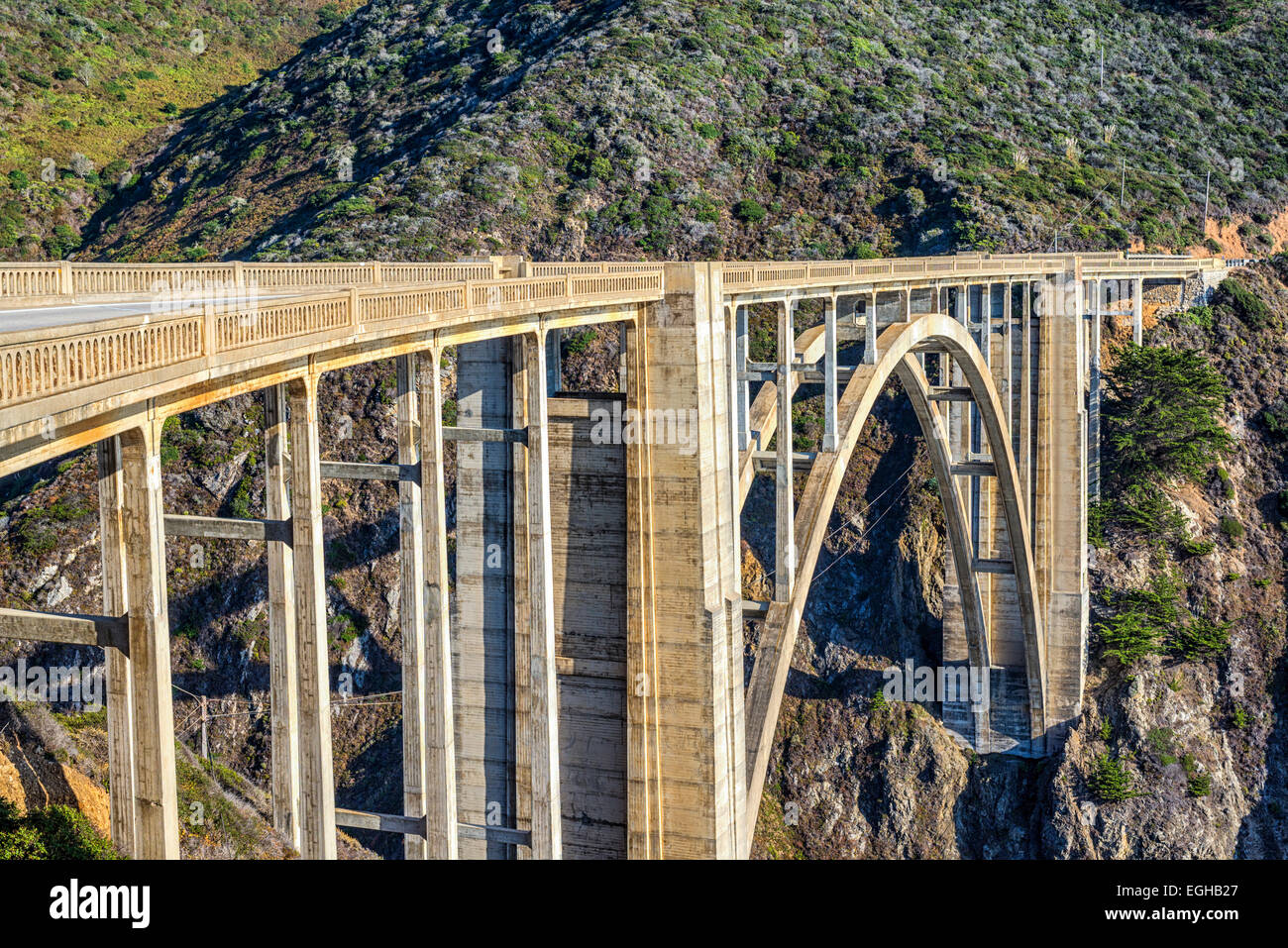 Vista dello storico Bixby Bridge. Big Sur, California, Stati Uniti. Foto Stock