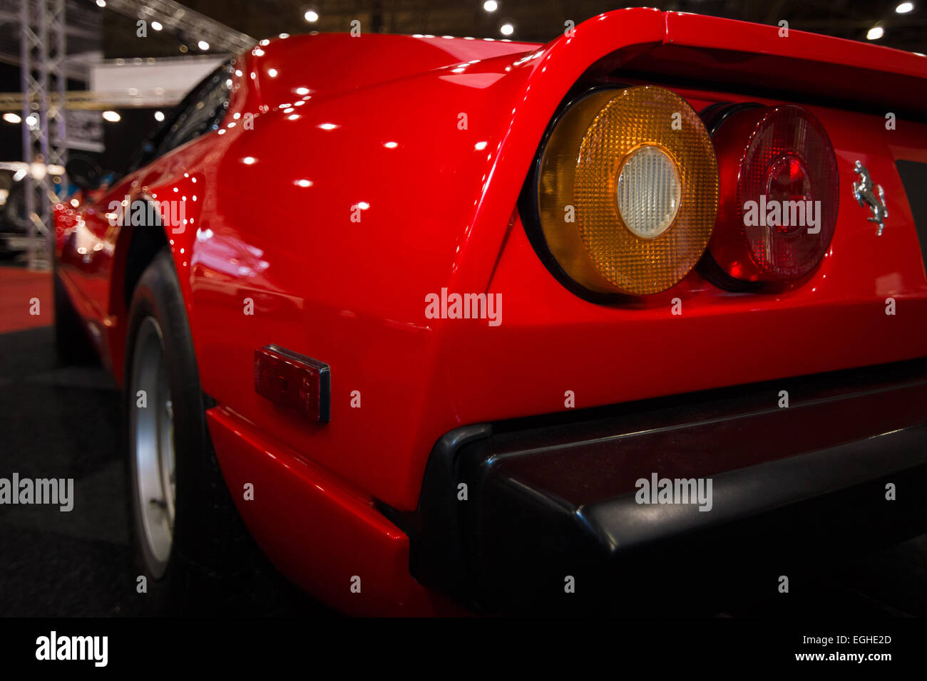 Le luci di stop posteriori di una vettura sportiva Ferrari 308 GTB. Foto Stock