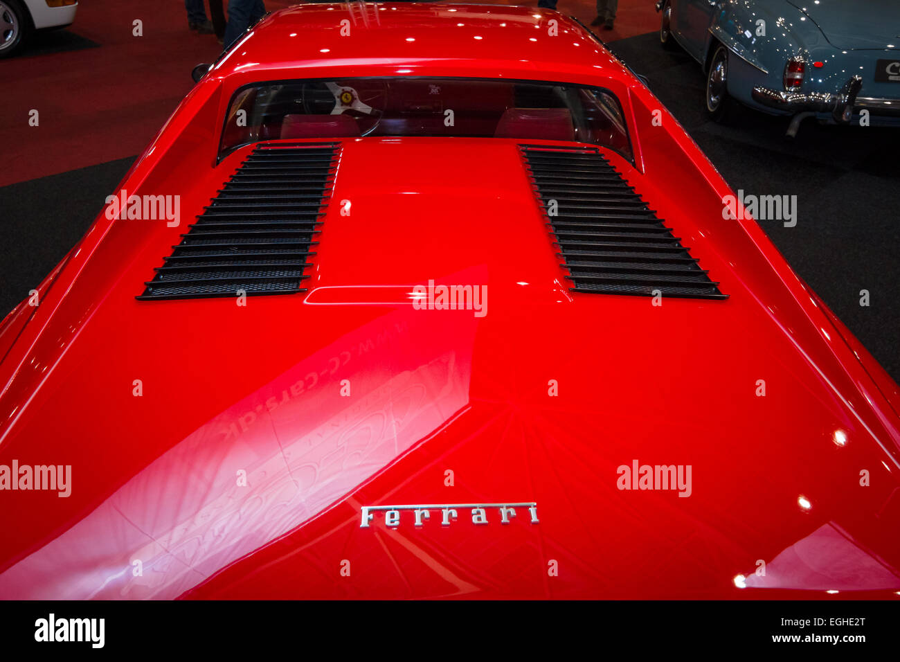 Il vano motore di un'auto sportiva Ferrari 308 GTB. Vista posteriore Foto  stock - Alamy