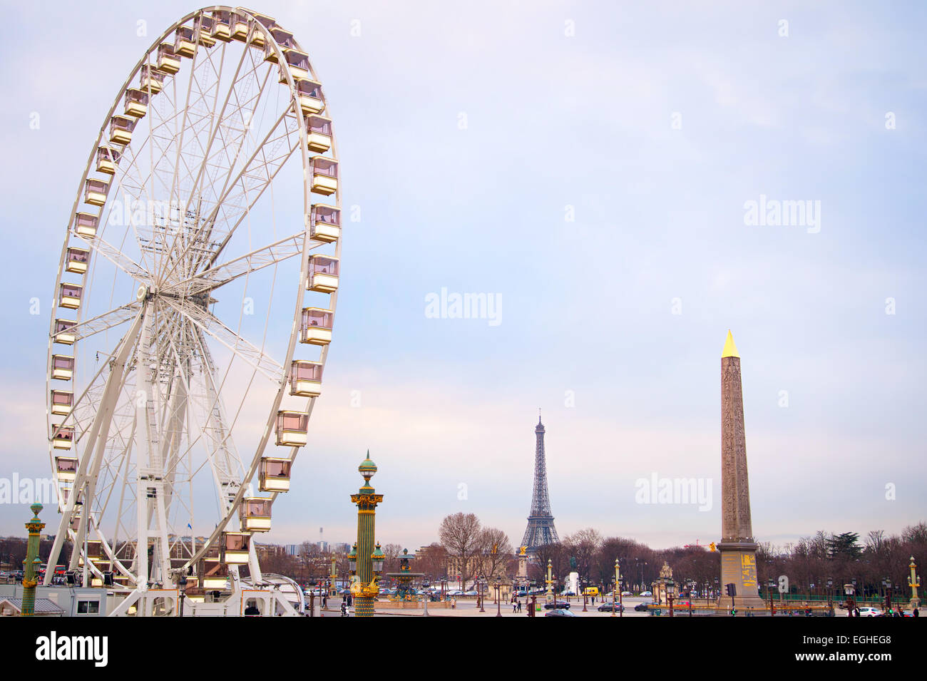 Ferries Wheel a Parigi al crepuscolo. Torre Eiffel sullo sfondo. Foto Stock