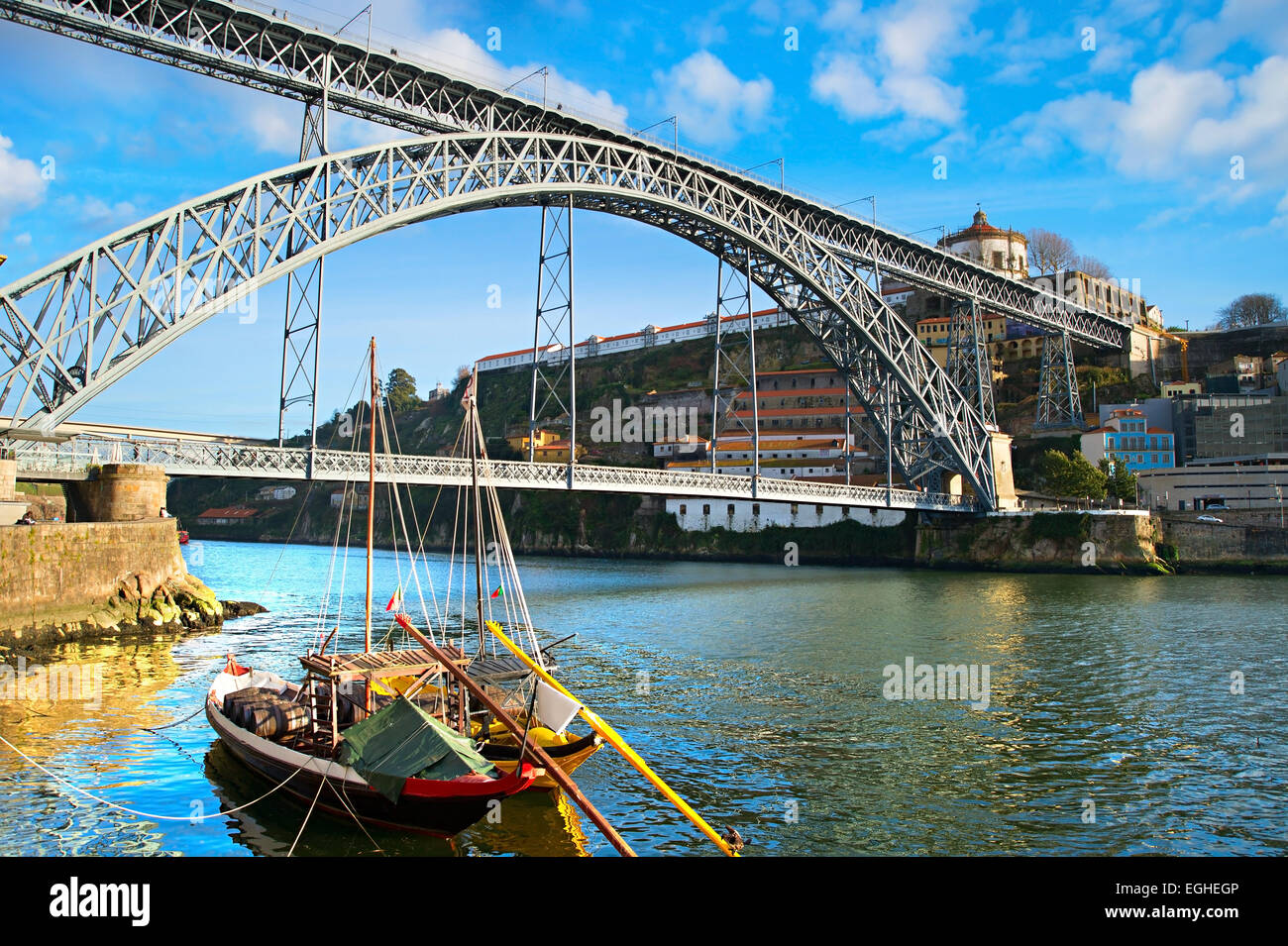 Vino tradizionale di barche e Dom Luis i bridge a Porto, Portogallo Foto Stock