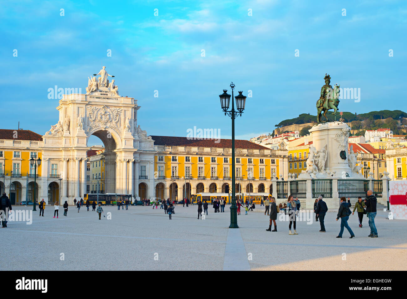 Piazza del commercio a Lisbona. È una delle piazze più importanti e si è risolta la terra dove Foto Stock