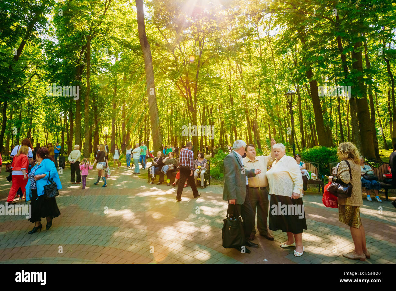 GOMEL, Bielorussia - 9 Maggio 2014: Unidentified gente camminare nel parco della città. Foto Stock