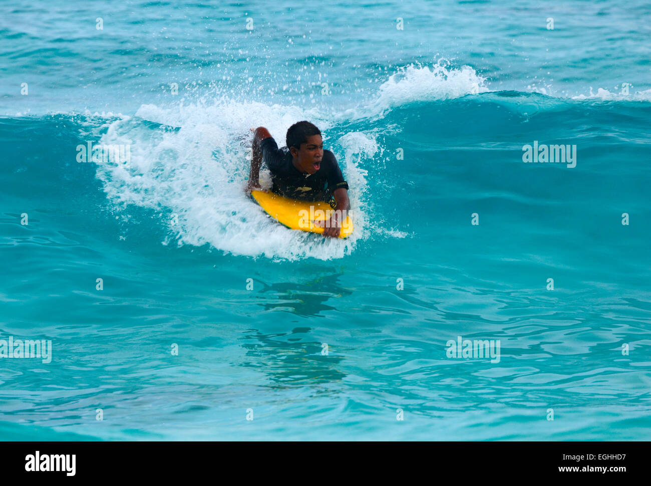 Surf, Boy è il surf sulle onde, Wave surfer Foto Stock