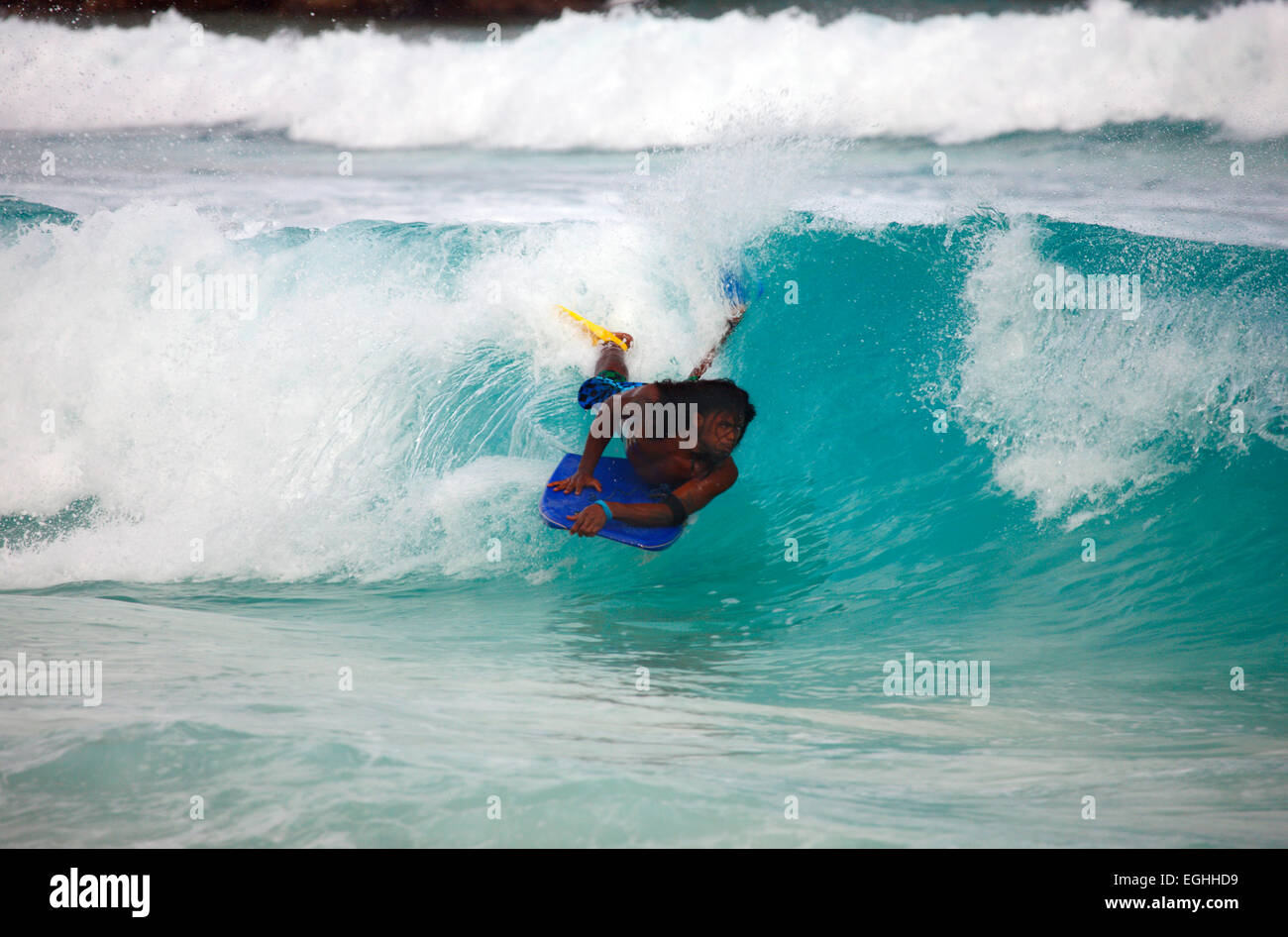 Surf, Wave surfer su Seychelles Foto Stock