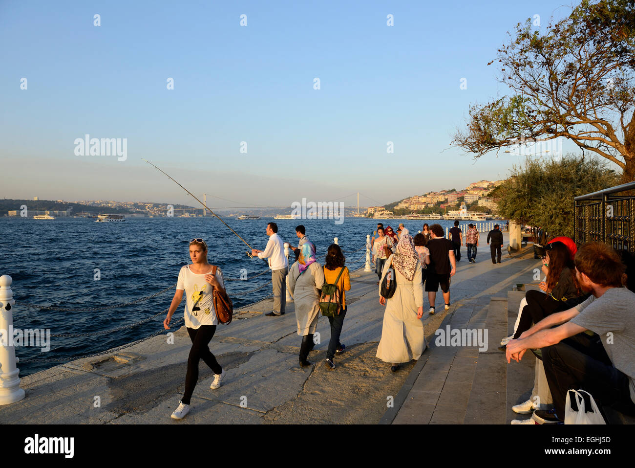 Ramblers sul lungomare, Ponte sul Bosforo, sul Bosforo, Üsküdar, Istanbul, asiatici e europei, Turchia Foto Stock