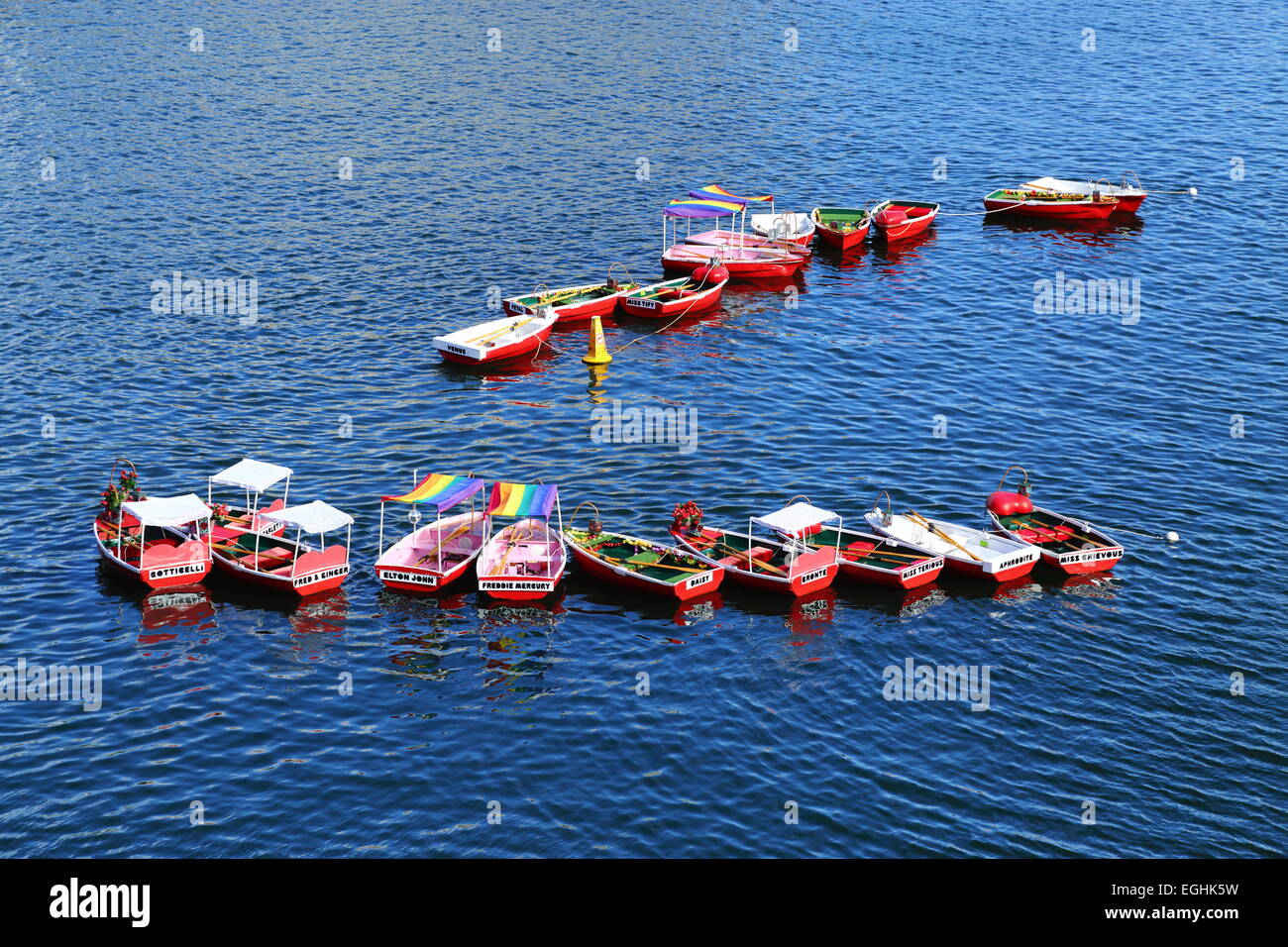 Numerose barche colorate ormeggiata in Cockle Bay - Darling Harbour, Sydney, NSW. Foto Stock