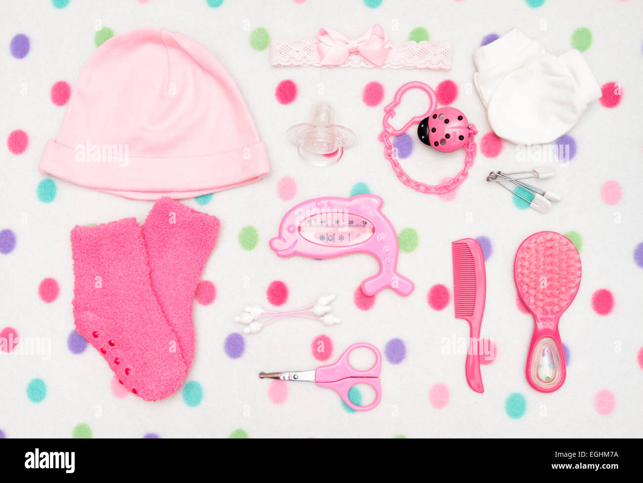 Baby accessori su una polka dots coperta Foto Stock