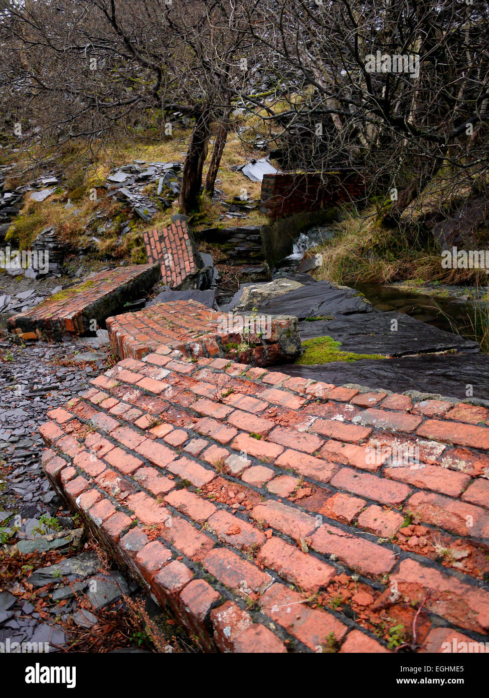 Lavate la parete della diga in Dinorwic cava di ardesia, Llanberis, il Galles del Nord Foto Stock