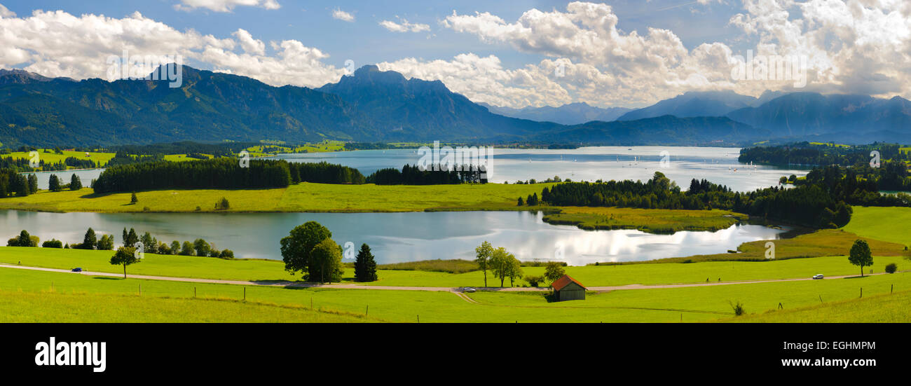 Panorama del paesaggio in Baviera con montagne delle Alpi e del lago di Forggensee Foto Stock