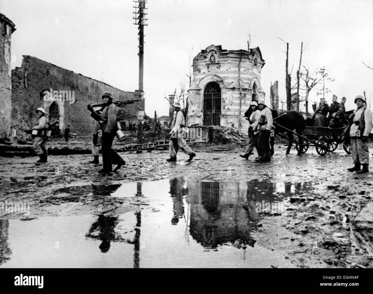Un'immagine della propaganda nazista mostra i fanti delle Waffen-SS che marciano attraverso le rovine della città distrutta di Narva sul fronte Narva durante la seconda guerra mondiale nell'aprile 1944. Fotoarchiv für Zeitgeschichtee - SENZA FILI - Foto Stock