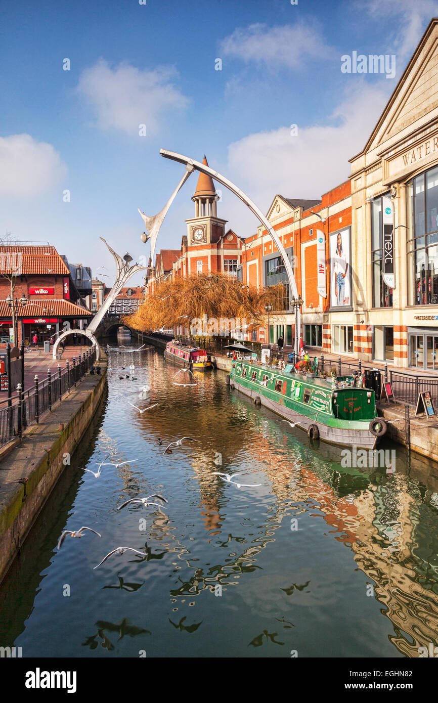 Waterside- un quartiere dello shopping vicino al fiume Witham, Lincoln, Lincolnshire, Inghilterra, Regno Unito. Il pubblico è la scultura Empowerment Foto Stock