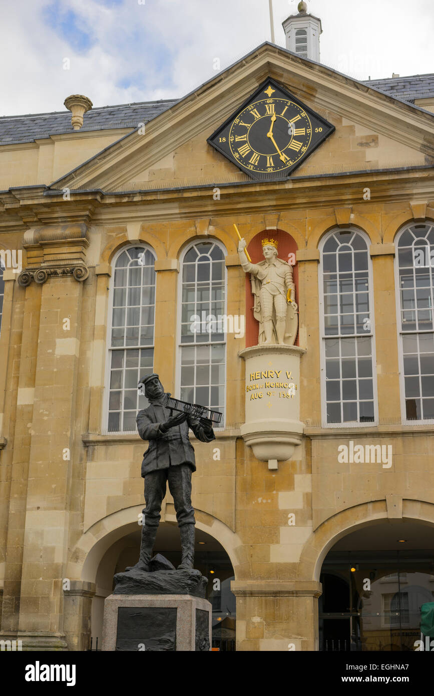 Statua per aviazione pioniere Charles Rolls sorge nella parte anteriore del Shire Hall di Agincourt Square, Monmouth, Galles. Foto Stock