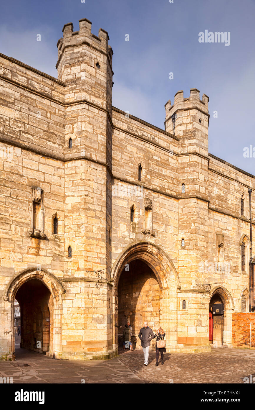 Exchequer Gate, che forma il gateway da piazza Castello alla Cattedrale Precinct in Lincoln, Lincolnshire, Inghilterra, Regno Unito. Esso Foto Stock