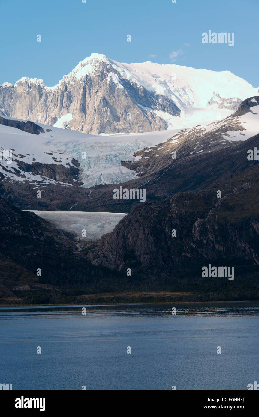 Italia (Italiano) Ghiacciaio sul ramo settentrionale del Canale di Beagle Cile con lo sfondo della Cordillera Darwin montagne Foto Stock