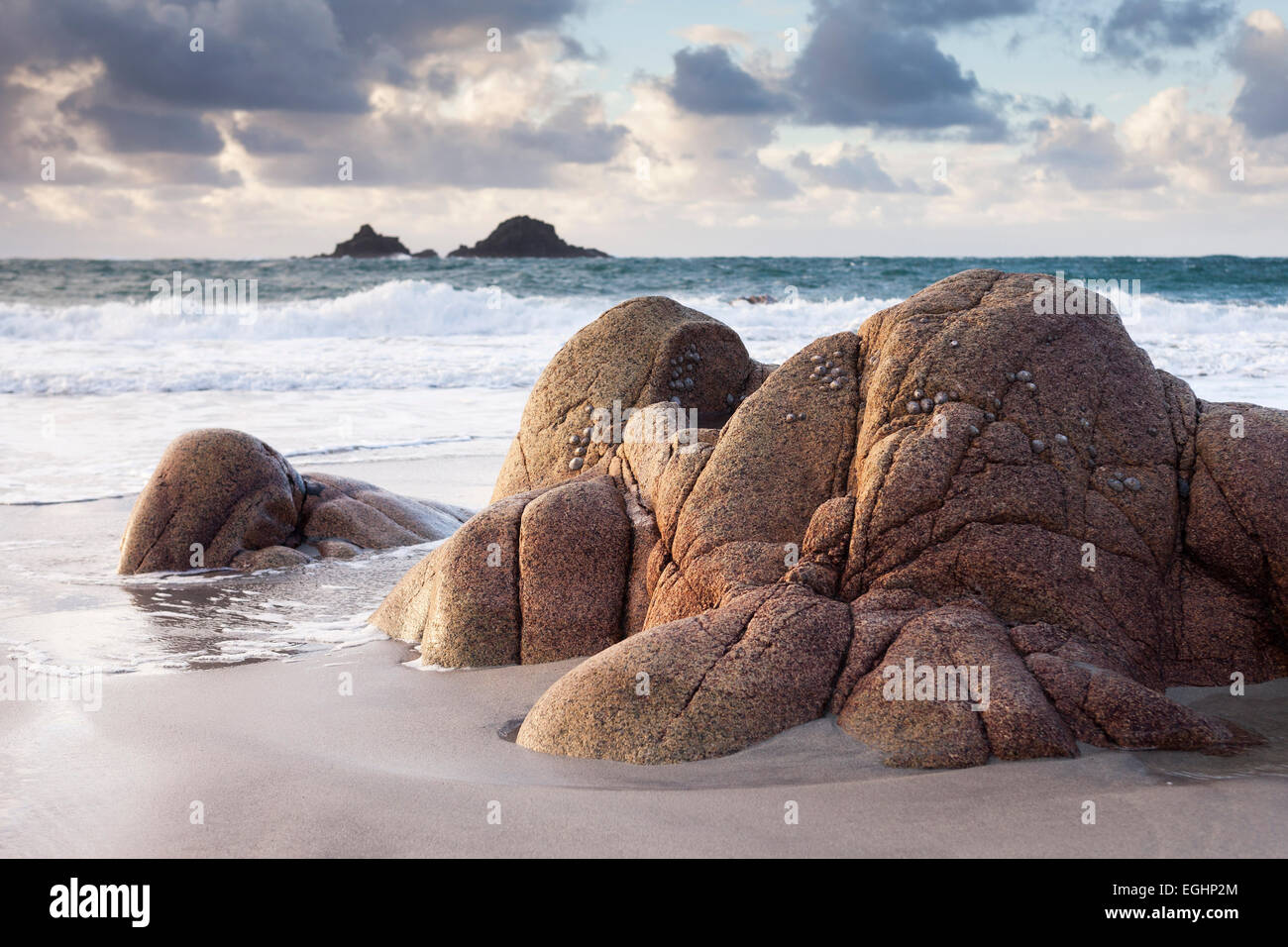 Rocce di granito sul Cornish spiaggia con vista oceano all'Brisons, 'Porth Nanven', 'Cot Valley", Cornwall, Regno Unito Foto Stock