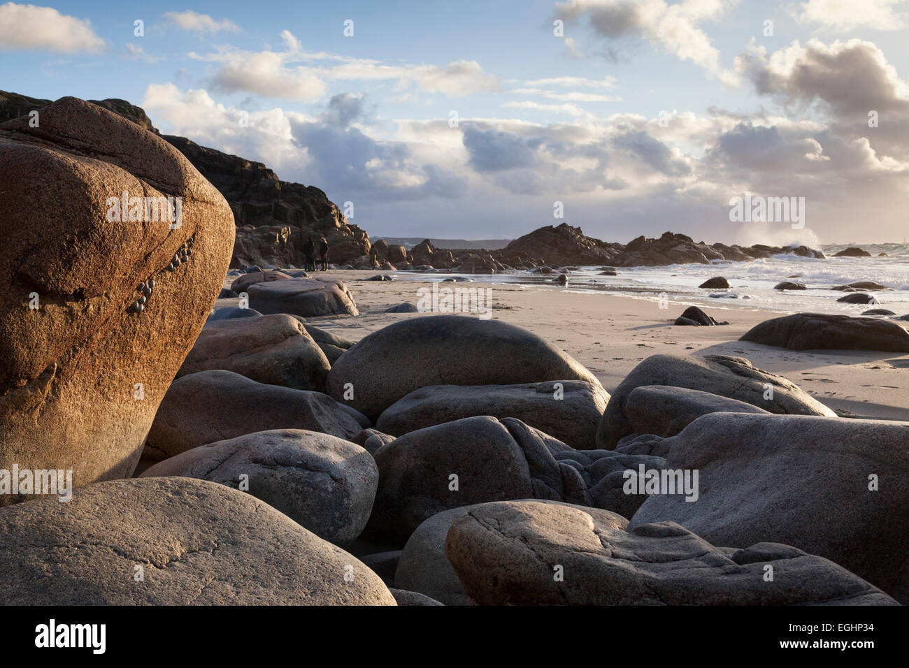 Rocce e massi sulla spiaggia della Cornovaglia, 'Porth Nanven', Cornwall, England, Regno Unito Foto Stock
