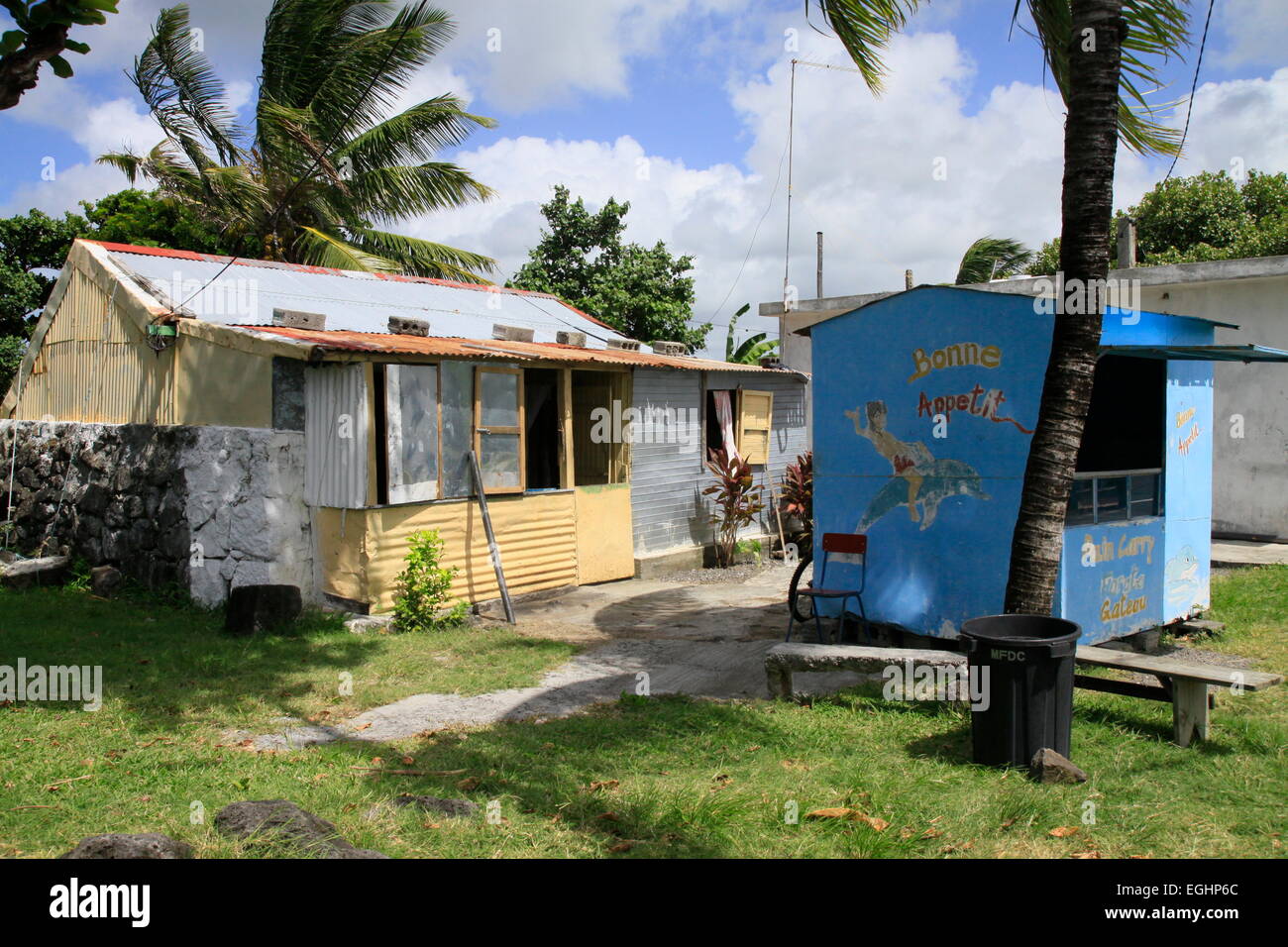 Habitat di piccole dimensioni a Trou d eau douce parte est di Mauritius con una piccola azienda, davanti, noodels vendita Foto Stock