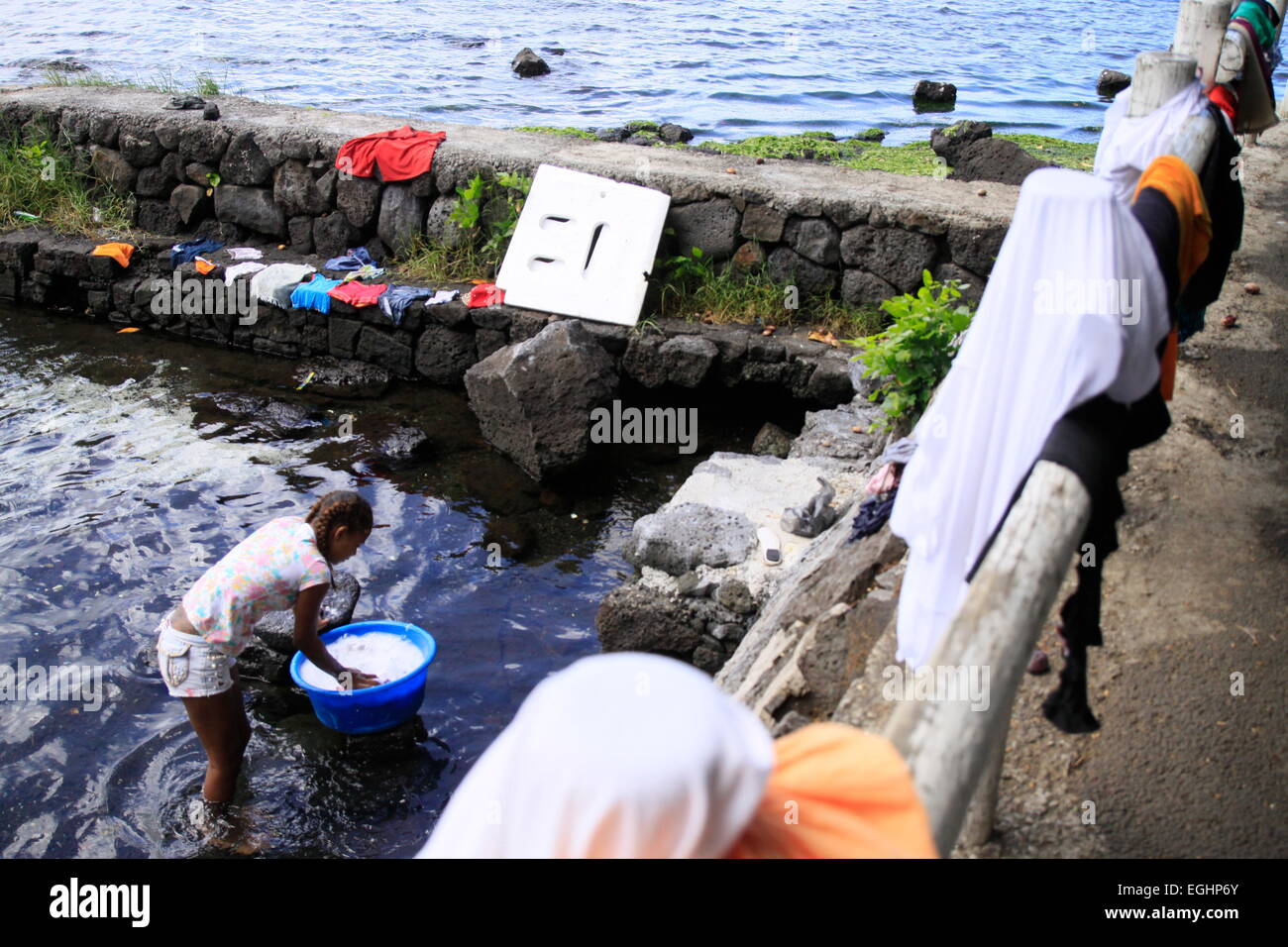 Il lavaggio della biancheria in un canale, di risparmiare sui costi di acqua, può essere visto in alcune regioni in Mauritius Foto Stock