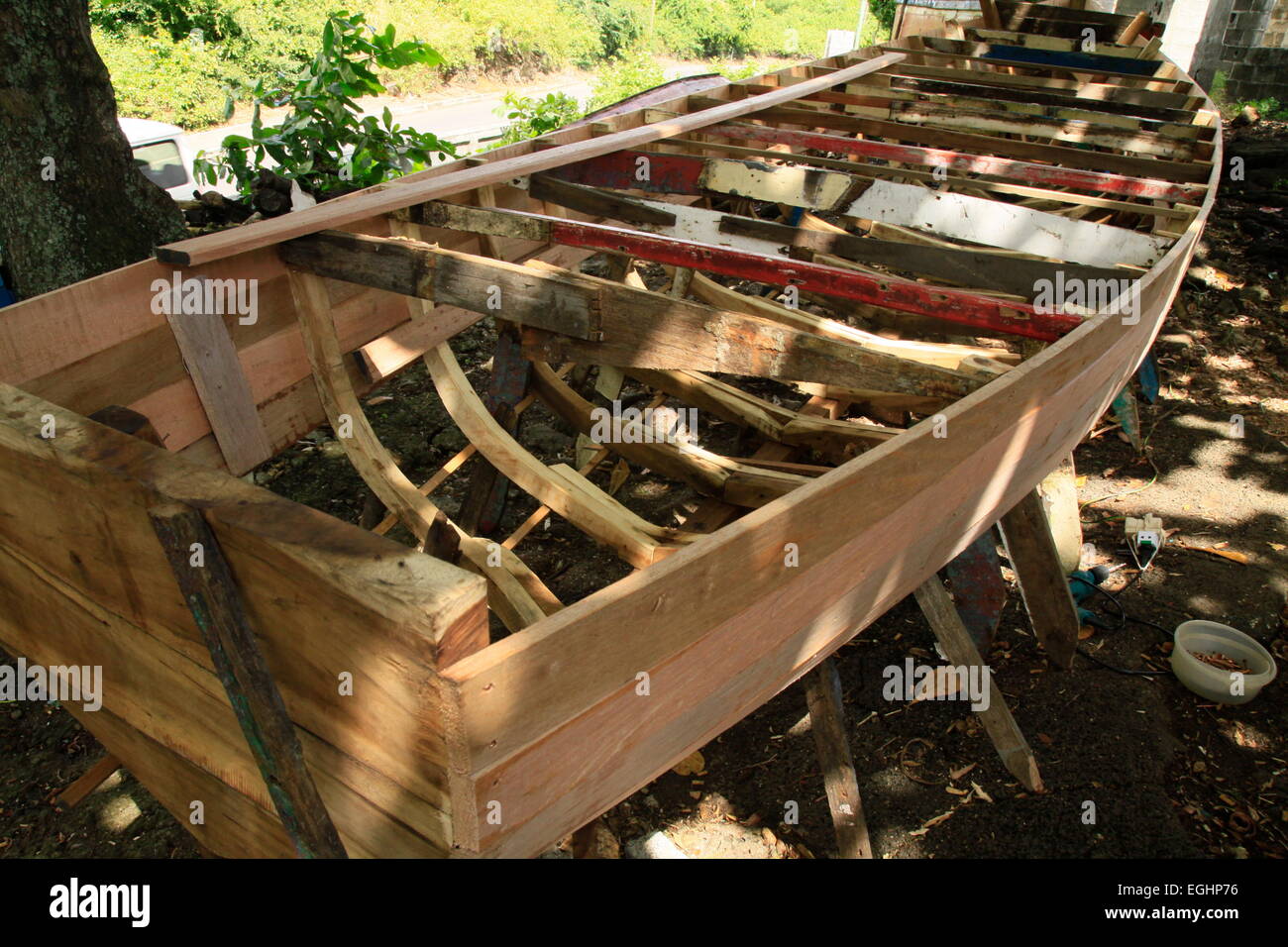 Costruzione e riparazione di una piccola barca chiamata piroga a Maurizio utilizzati per la pesca normalmente Foto Stock