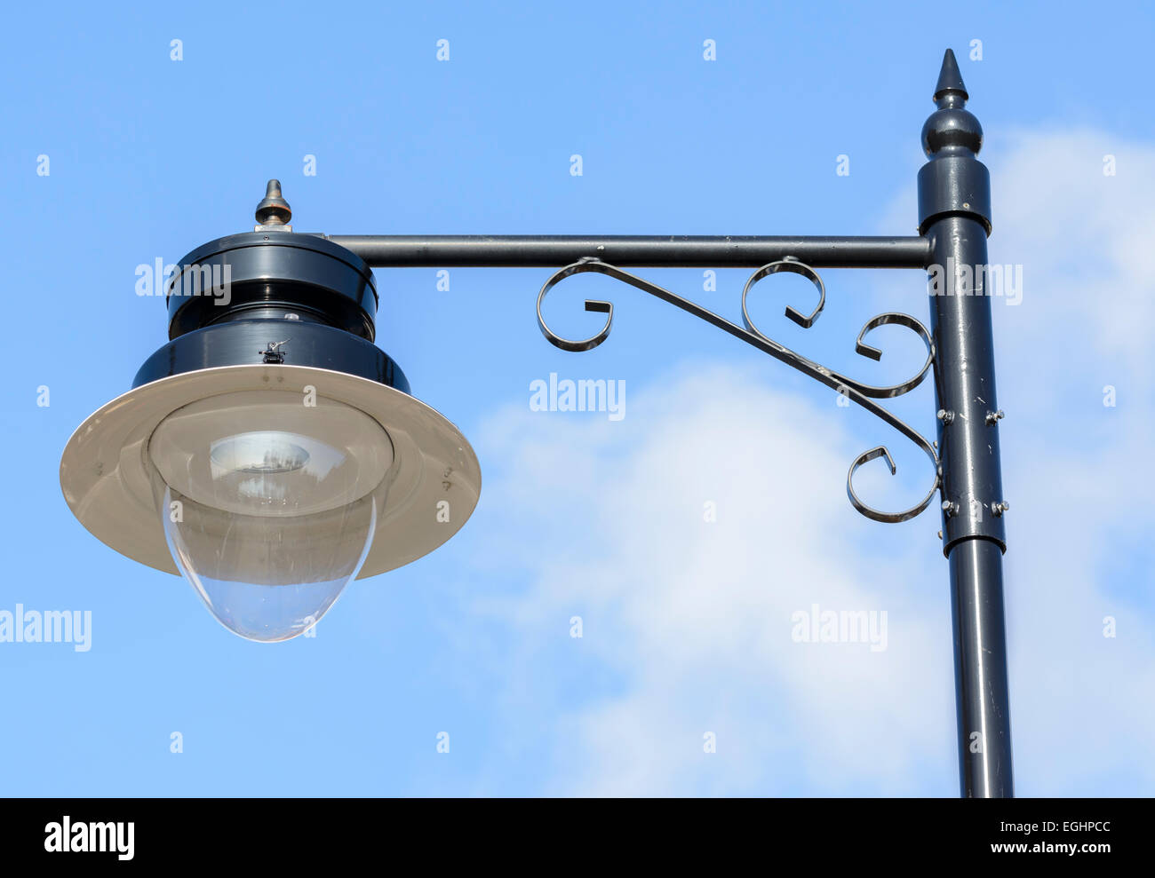 Nuova lampada di strada in un vecchio stile contro il cielo blu. Foto Stock