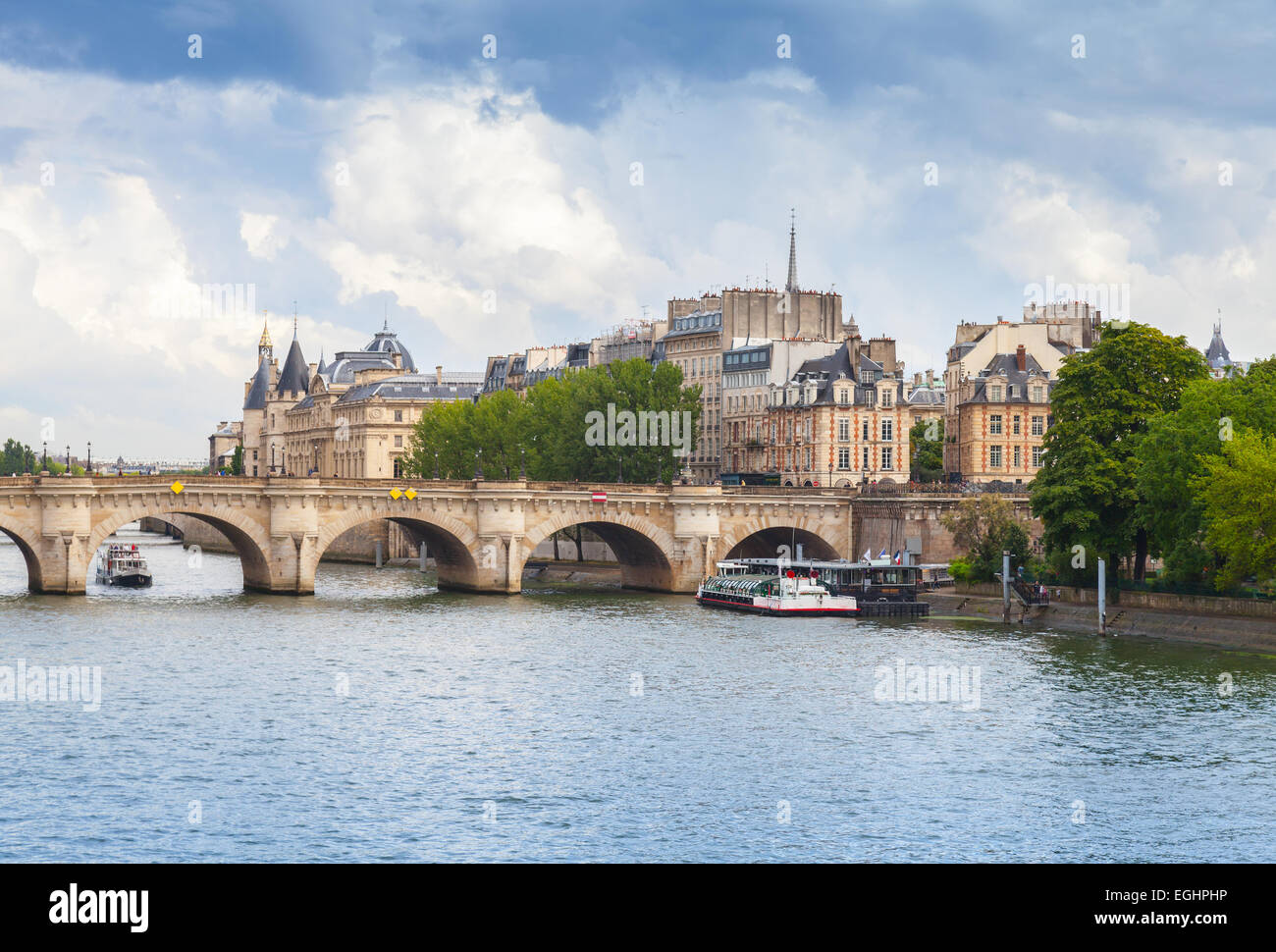 Cite Isola e Pont Neuf, il più antico ponte in pietra di fronte fiume Senna a Parigi, Francia Foto Stock