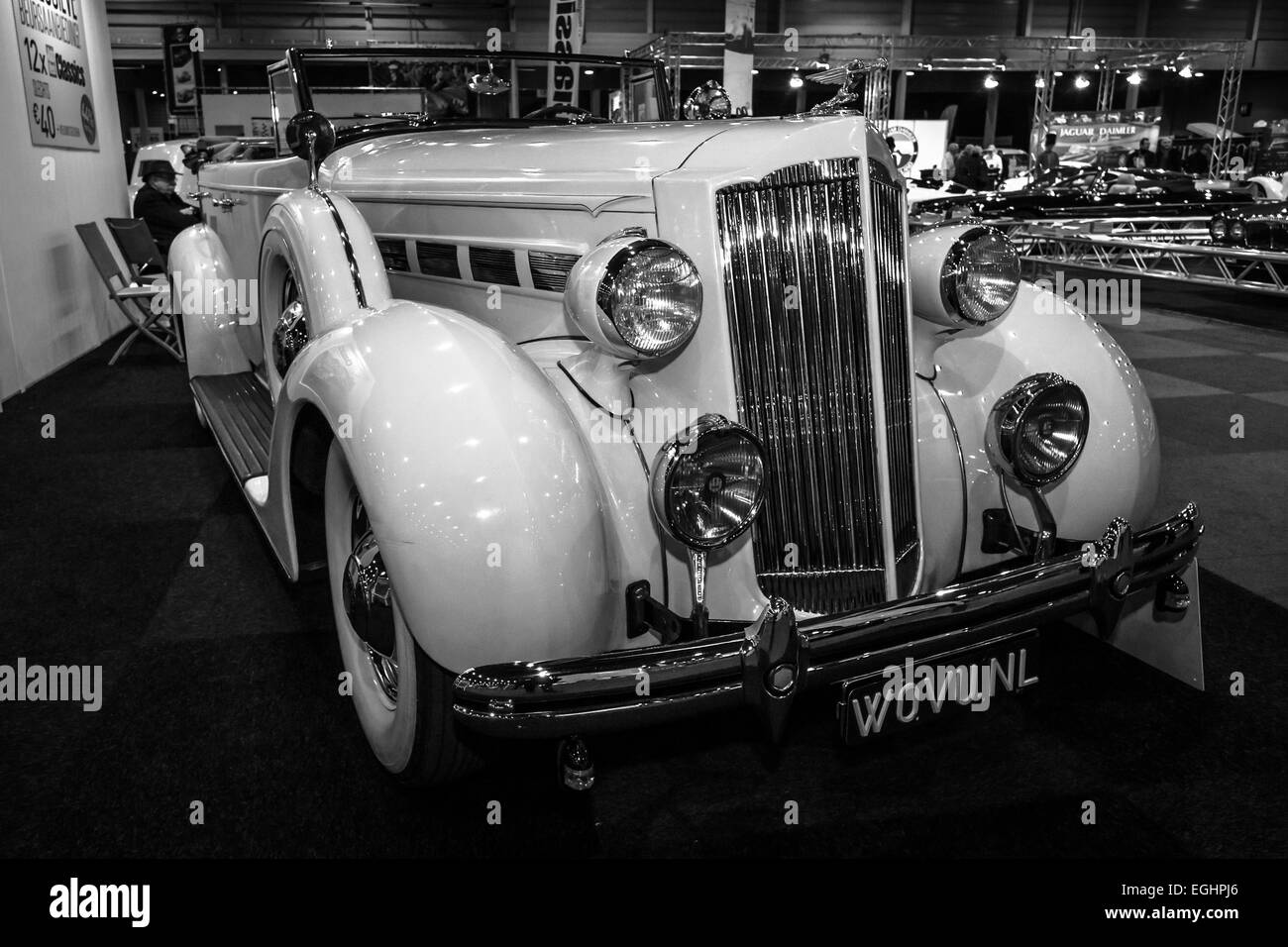 MAASTRICHT, Paesi Bassi - 08 gennaio 2015: Oldtimer Packard 120 Convertible Sedan con Dietrich Corpo, 1937. In bianco e nero. In Foto Stock