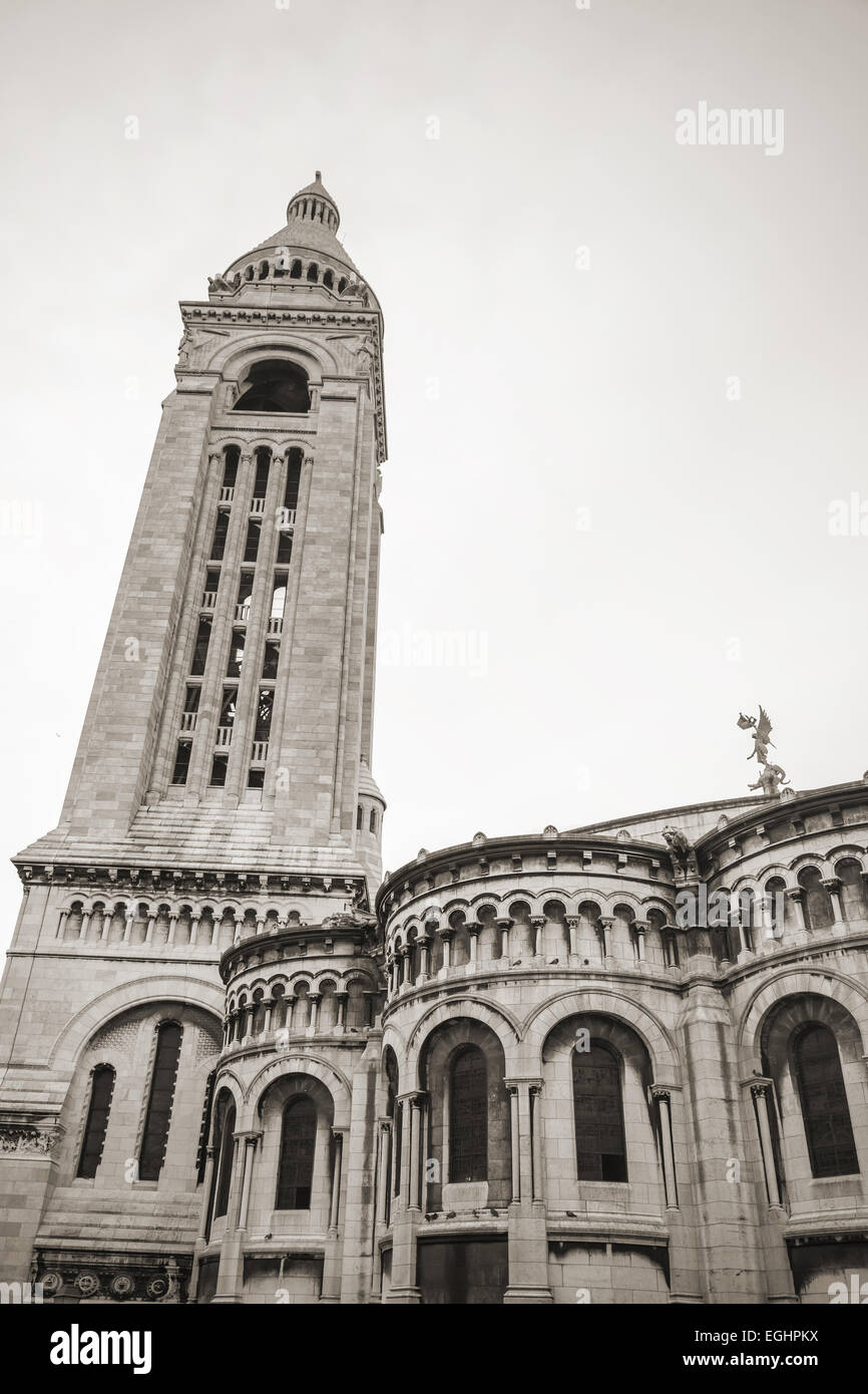 Campanile della Basilica del Sacre Coeur, grande cattedrale medievale, Basilica del Sacro Cuore, famoso punto di riferimento di Parigi, Francia. Seppia Foto Stock