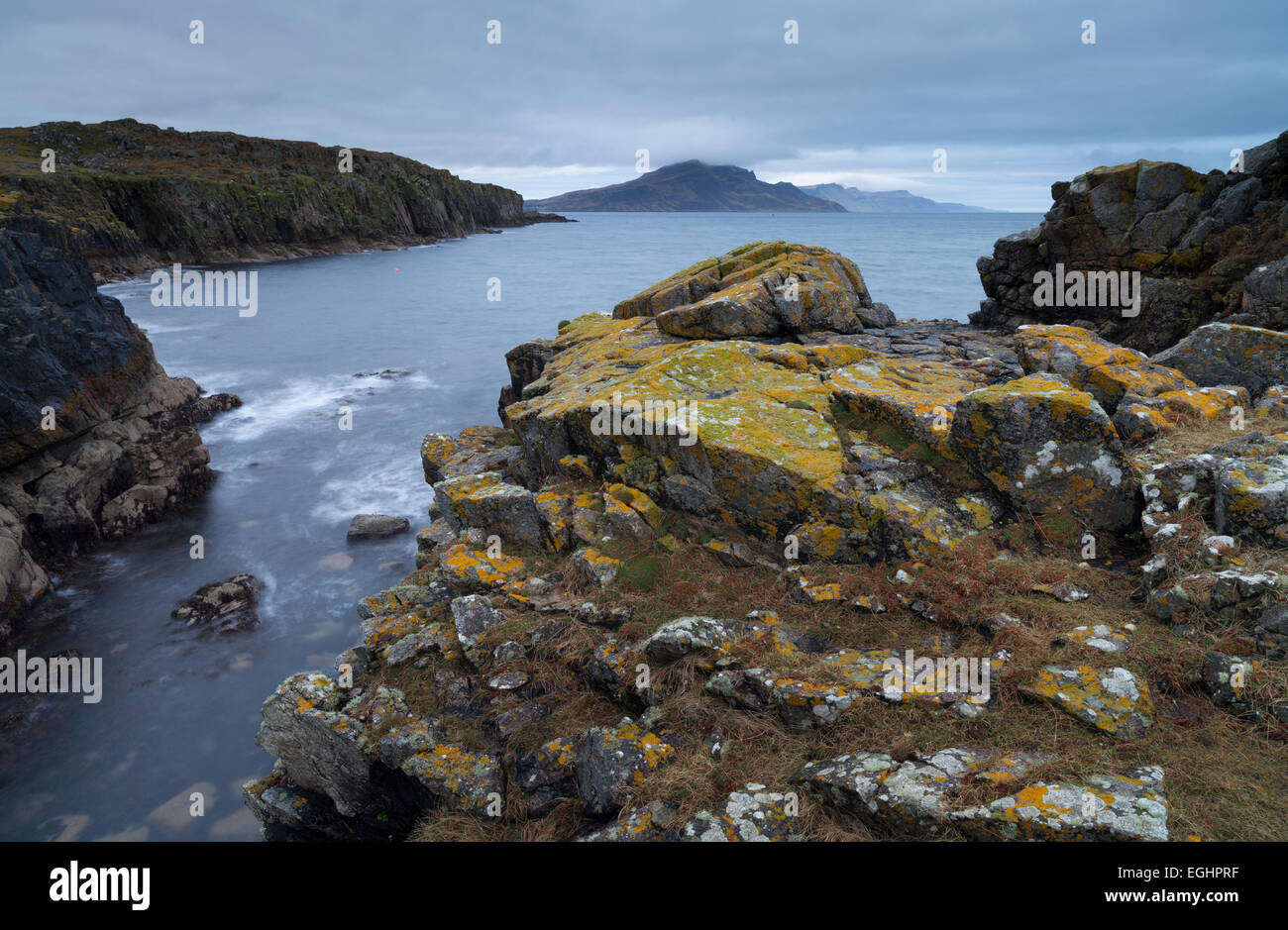 Una vista da Balmeanach,uno dei Bricchi villaggi, guardando il suono di Raasay e il distintivo Ben Tianavaig, Isola di Skye Foto Stock