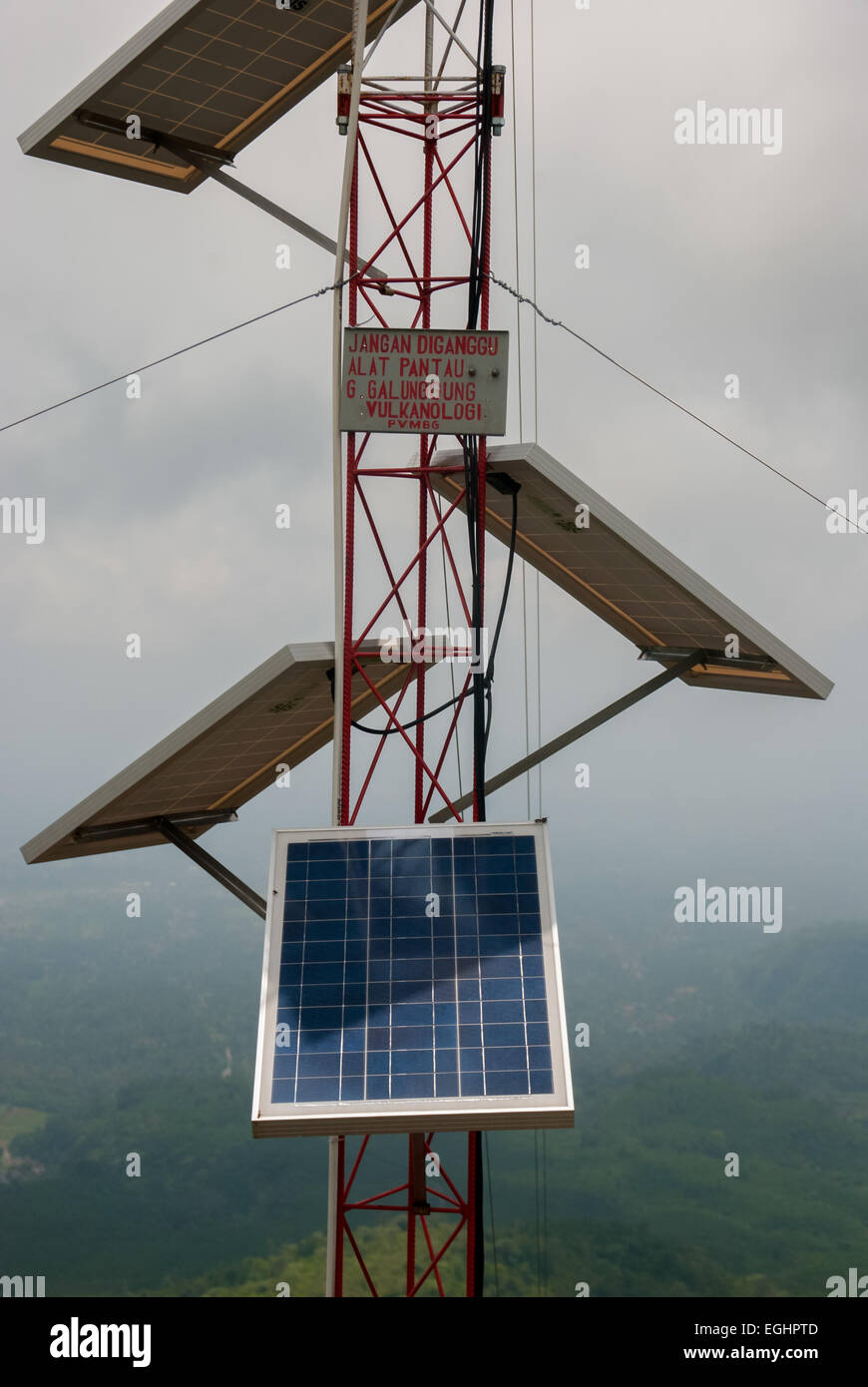 Le celle solari e vulcano attività strumenti di monitoraggio sulla vetta del Monte Galunggung, Java, Indonesia. Foto Stock