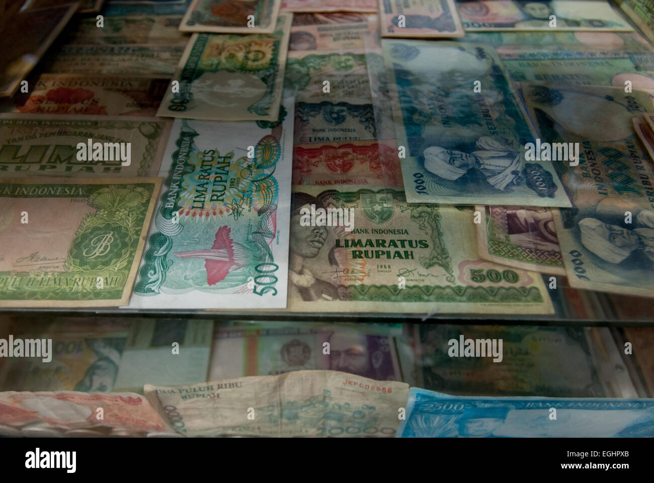 Le vecchie banconote indonesiane (ritirate, scadute) vengono vendute come oggetti da collezione in un mercato stradale a Jatinegara, Giacarta Est, Giacarta, Indonesia. Foto Stock