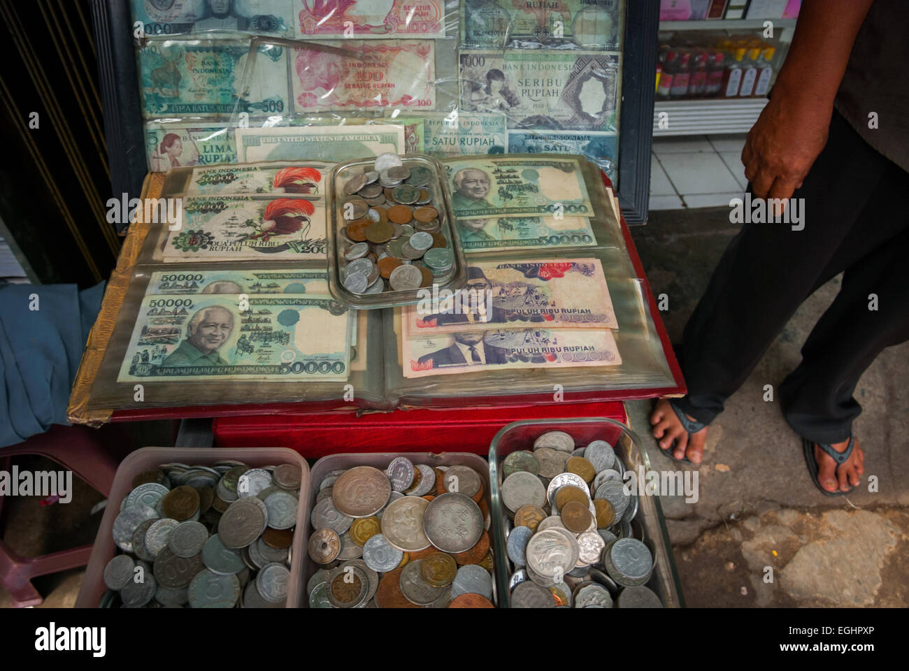 Le vecchie banconote indonesiane (ritirate, scadute) vengono vendute come oggetti da collezione in un mercato stradale a Jatinegara, Giacarta Est, Giacarta, Indonesia. Foto Stock