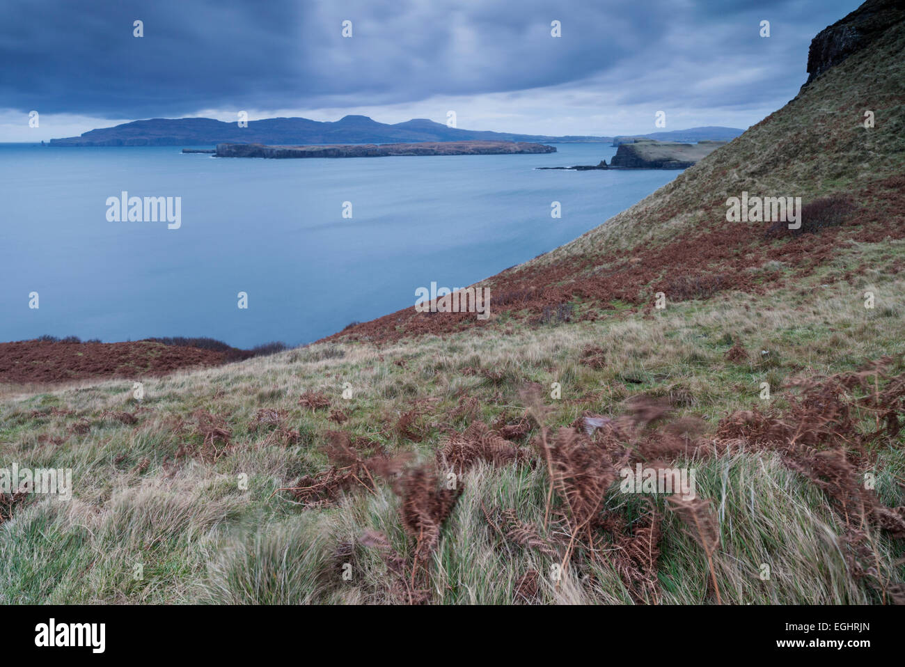 Guardando verso Oronsay e Mac Leods tabelle dalla penisola Minginish, isola di Skye in Scozia Foto Stock