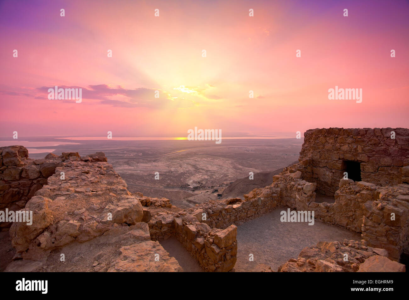 Bellissima alba sulla fortezza di Masada. Rovine del re Erode palace di Judaean Desert. Foto Stock