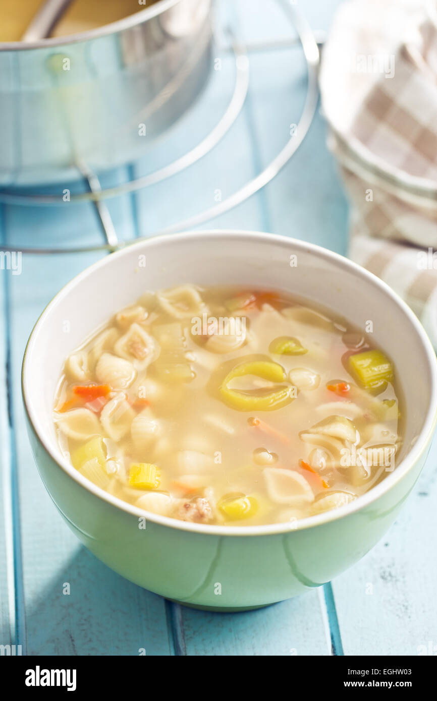 Minestra di verdura con la pasta nel recipiente Foto Stock