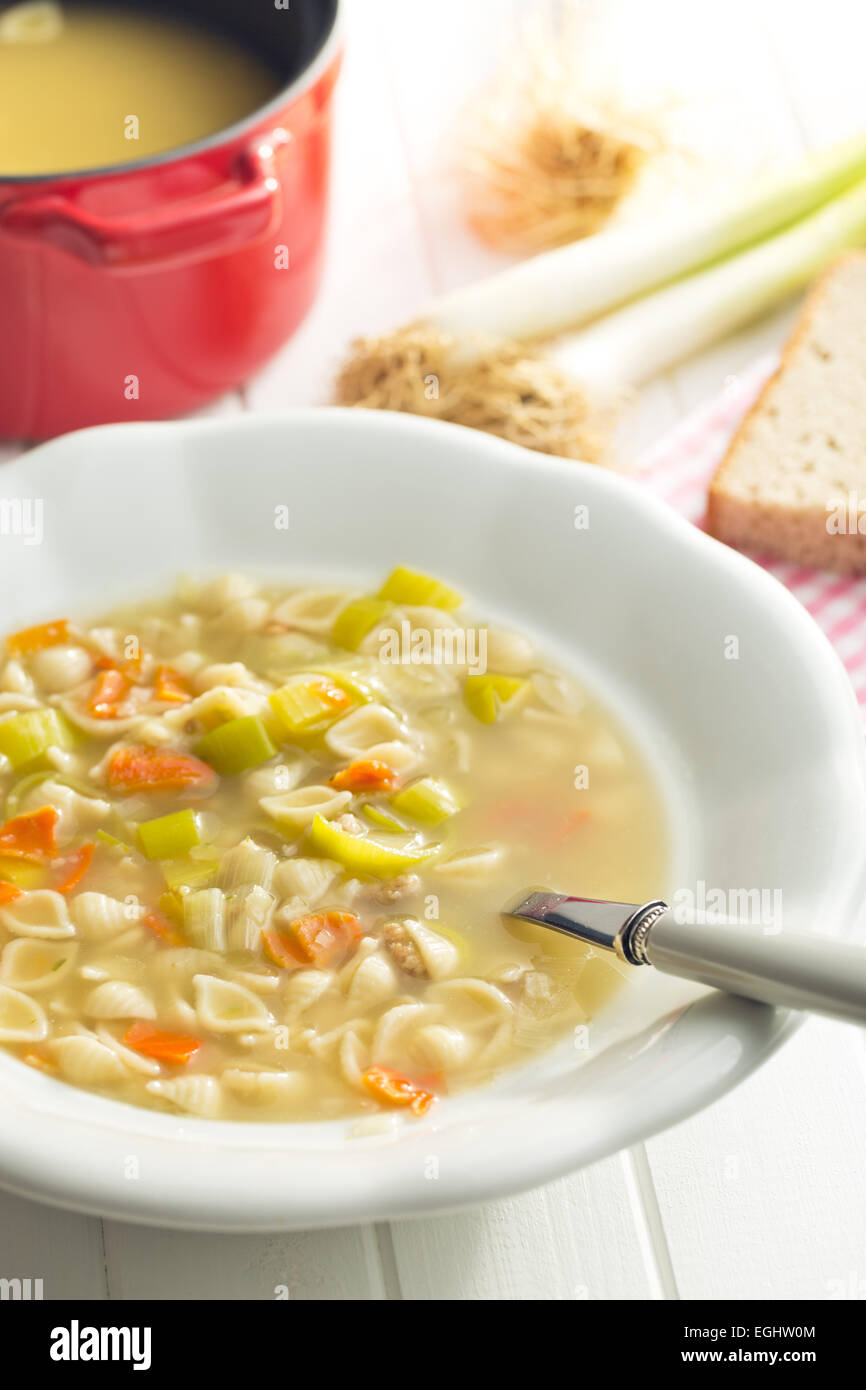 Minestra di verdura con pasta nella piastra Foto Stock