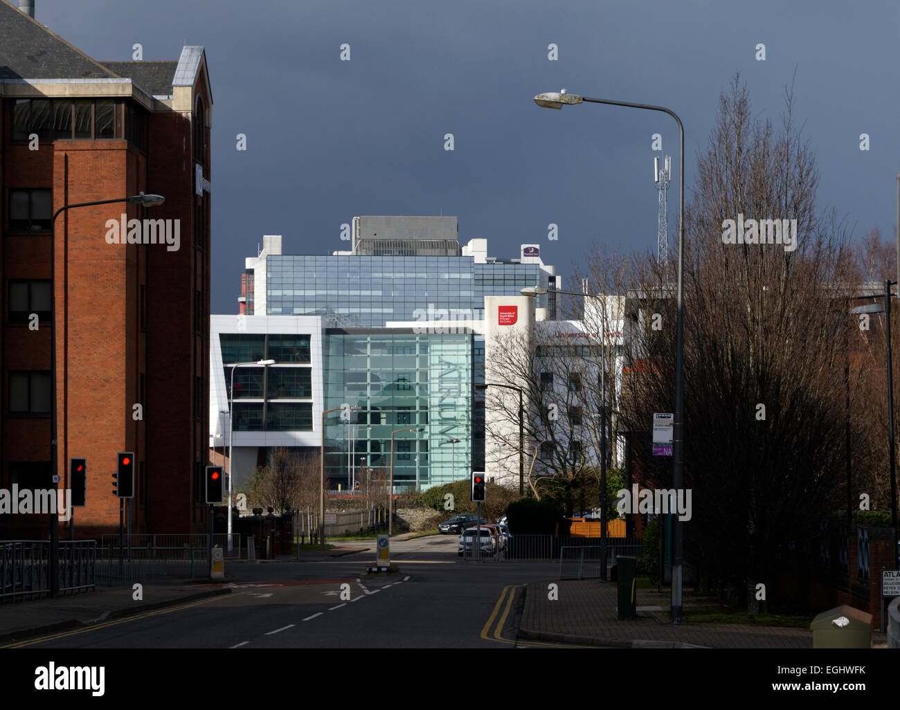 Università del Galles del Sud De Prifysgol Cymru edificio e nuvole di tempesta, Cardiff, Galles. Foto Stock