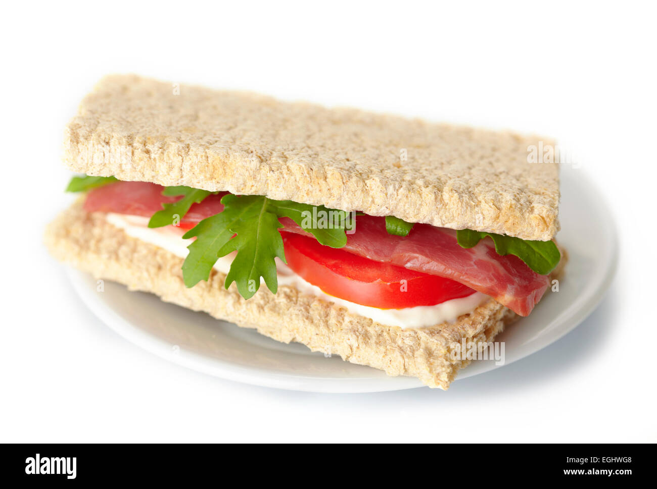 Sandwich fatti in casa con la pancetta, pomodoro e rukola su sfondo bianco Foto Stock