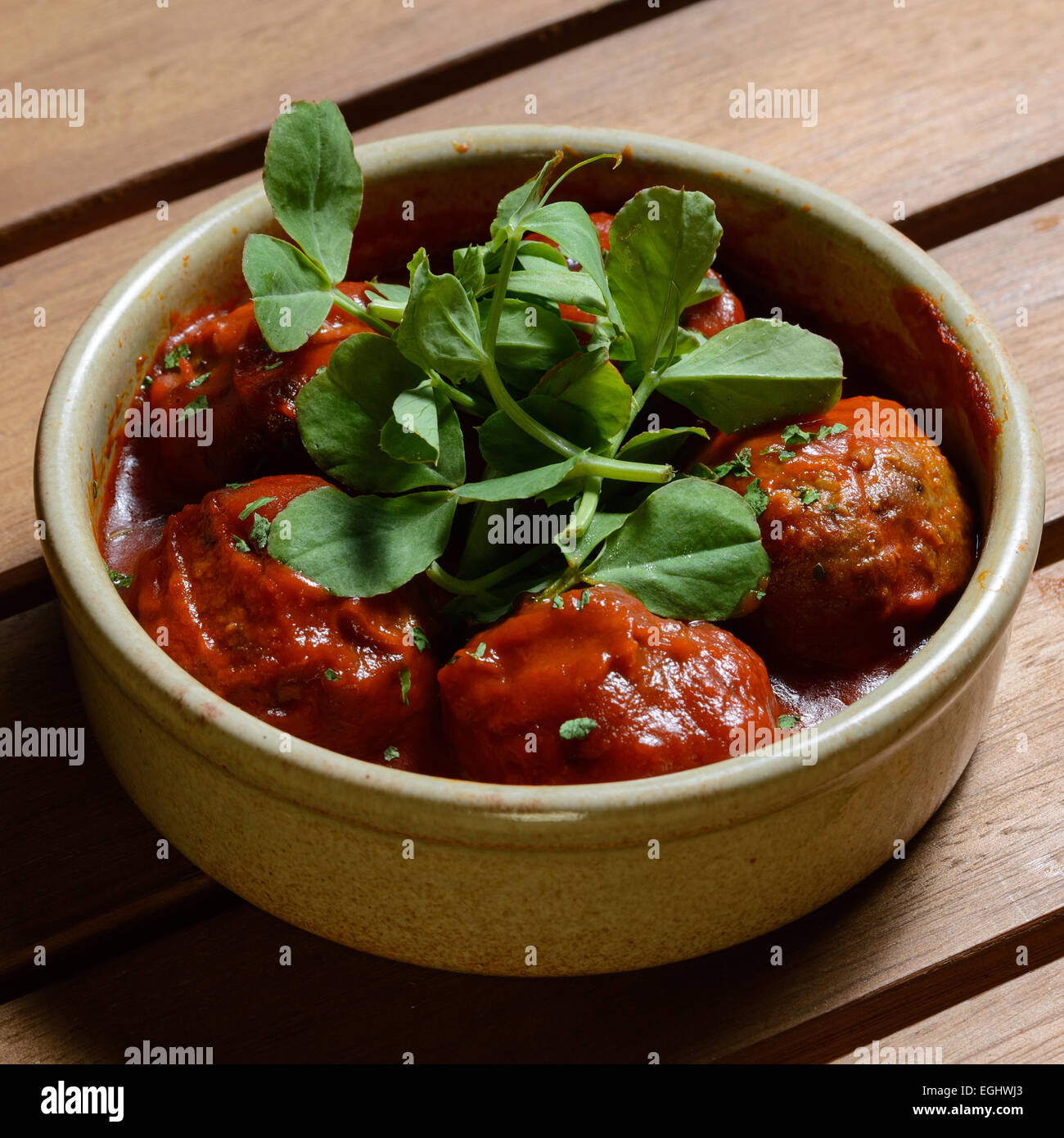 Albondigas. Lo spagnolo la carne di maiale e manzo polpette di carne serviti in salsa marinara Foto Stock