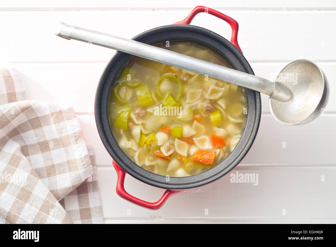 Minestra di verdura con pasta in pentola Foto Stock