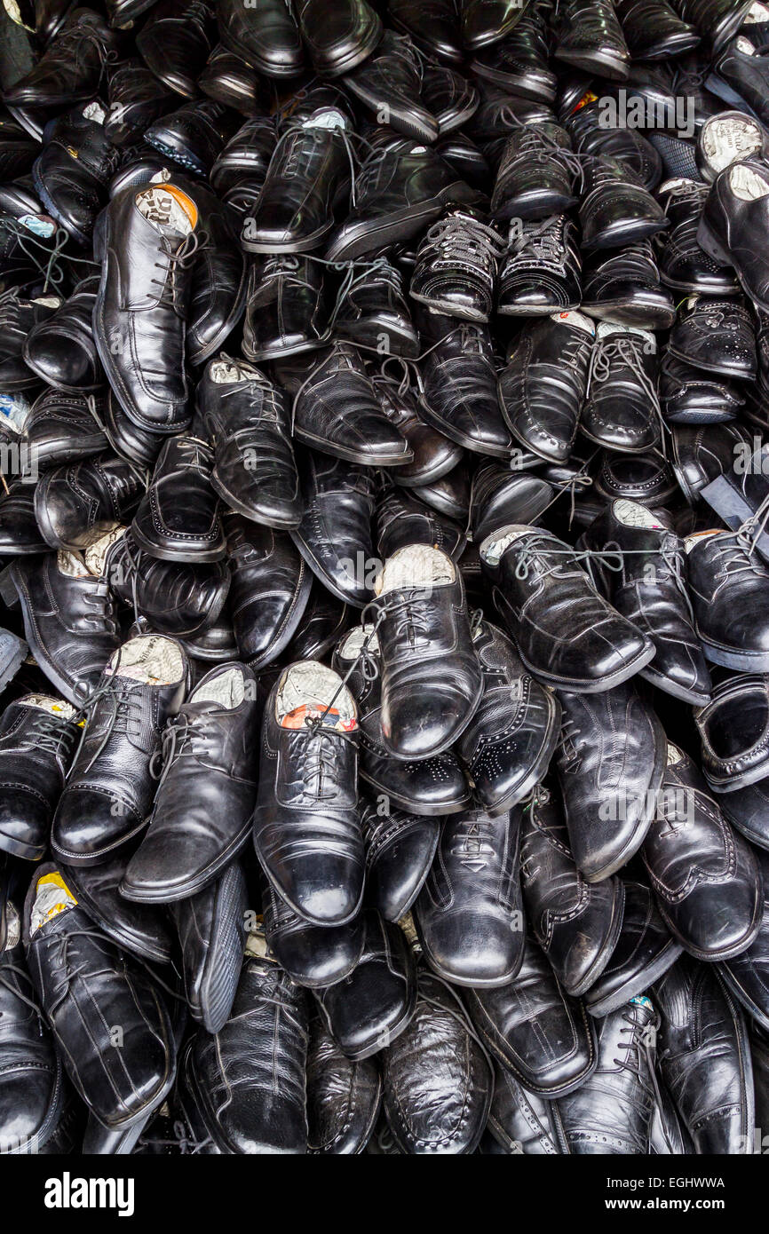 Carichi di scarpe in un negozio. Foto Stock
