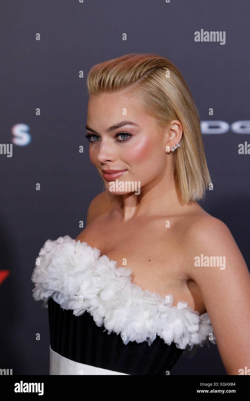 Hollywood e Los Angeles, California, USA. 24 Febbraio, 2015. Attrice australiana e membro del cast Margot Robbie arriva per la prima mondiale della Warner Bros Pictures 'Attenzione' a TCL Chinese Theatre di Hollywood e Los Angeles, California, USA, 24 febbraio 2015. Foto: Hubert Boesl /dpa - nessun filo SERVICE -/dpa/Alamy Live News Foto Stock