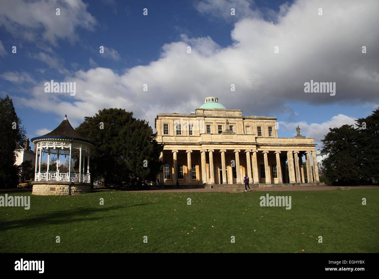 Pittville Pump Rooms, Cheltenham, a Regency cittadina termale nel Gloucestershire. Le camere della pompa sono stati la fonte di acqua termale Foto Stock