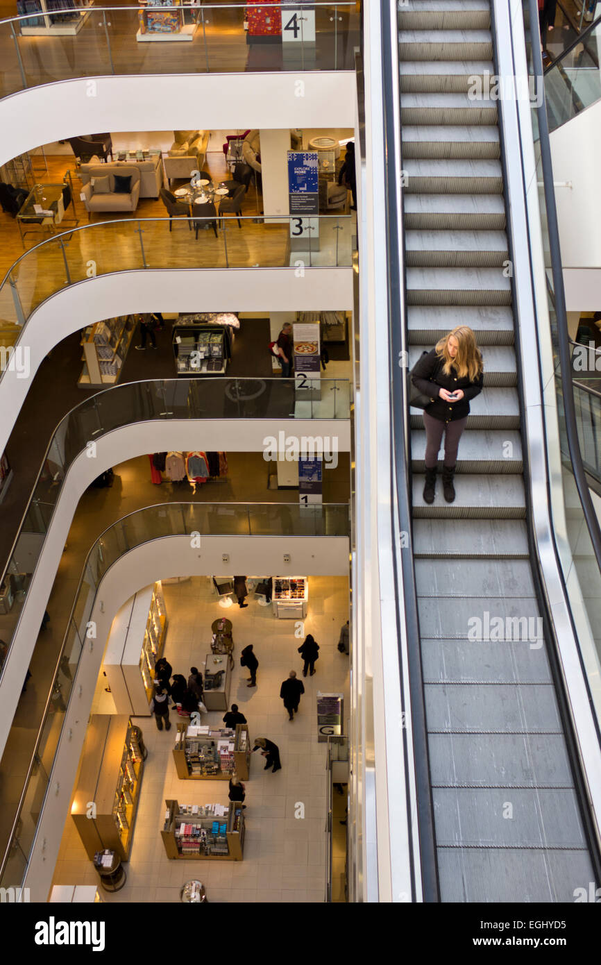 John Lewis molto popolare più grande Store in Oxford Street,Londra Vendita di mobili per la casa, televisioni,illuminazione,cosmetici,cibo. Foto Stock