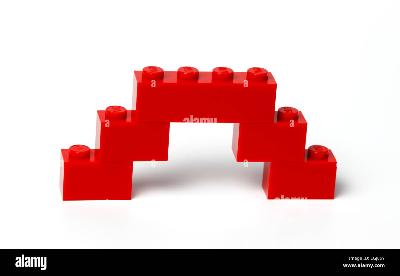 Un ponte o viadotto costruzione in incastro rosso mattoncini Lego su bianco. Foto Stock