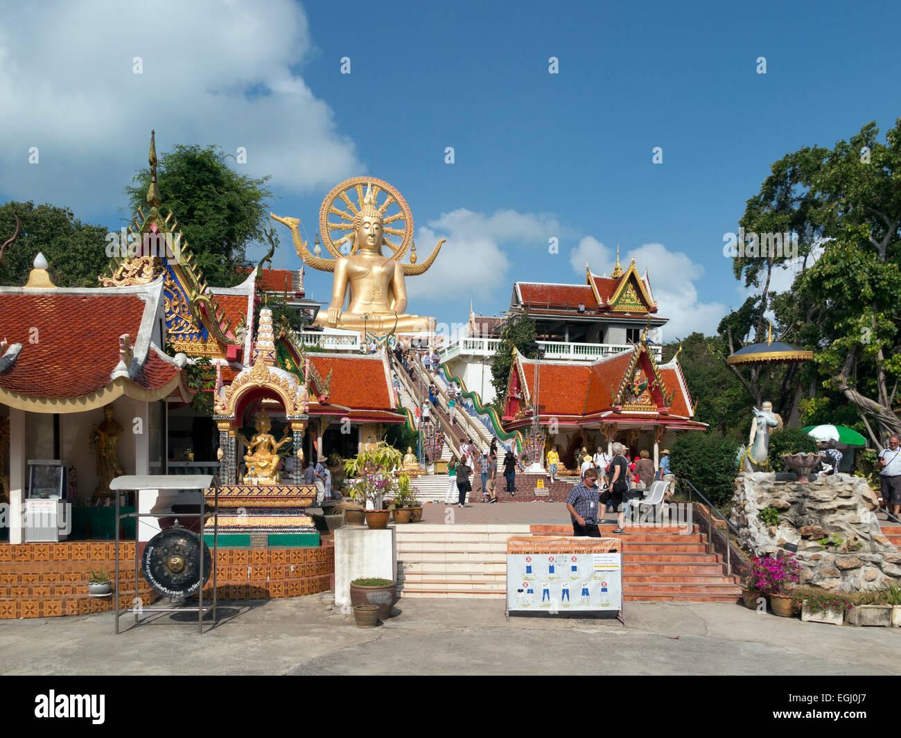 Turisti e adoratori visitare Wat Phra Yai Tempio sull'isola thailandese di Ko Samui Foto Stock