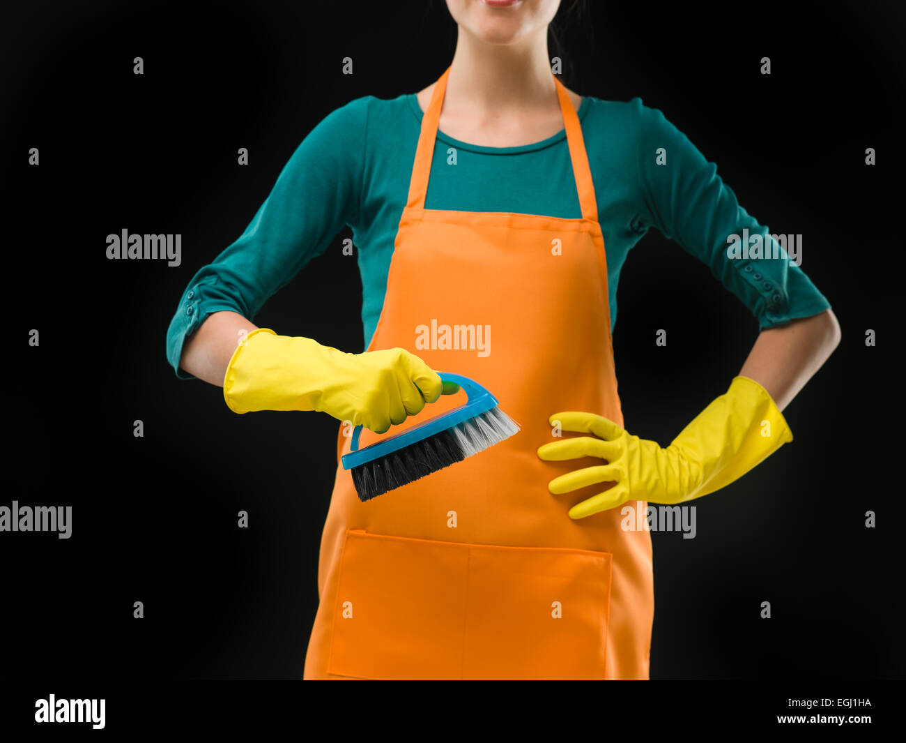 Donna di pulizia azienda Spazzola tappeti su sfondo nero Foto Stock