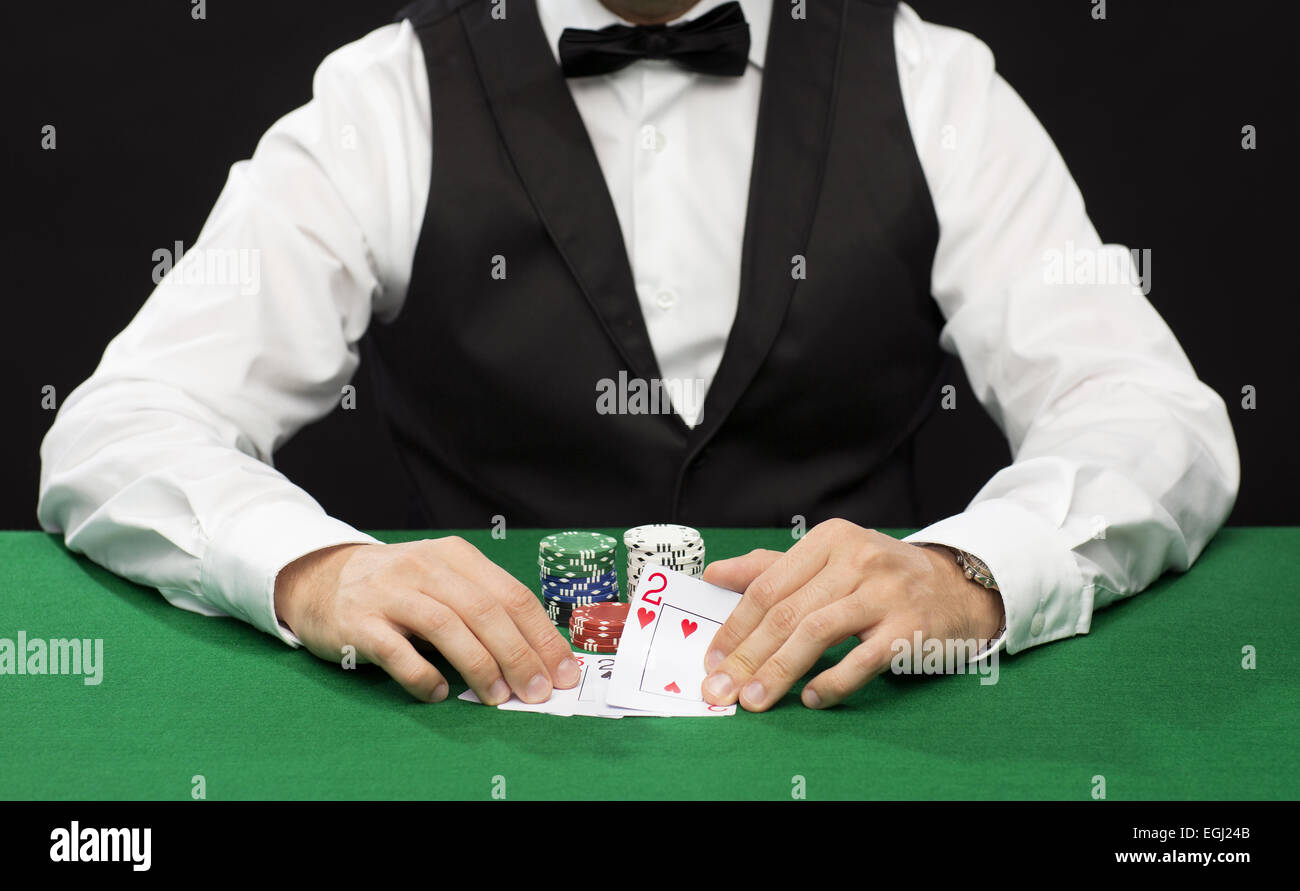 Giocatore di poker con carte e chips di casino Foto Stock